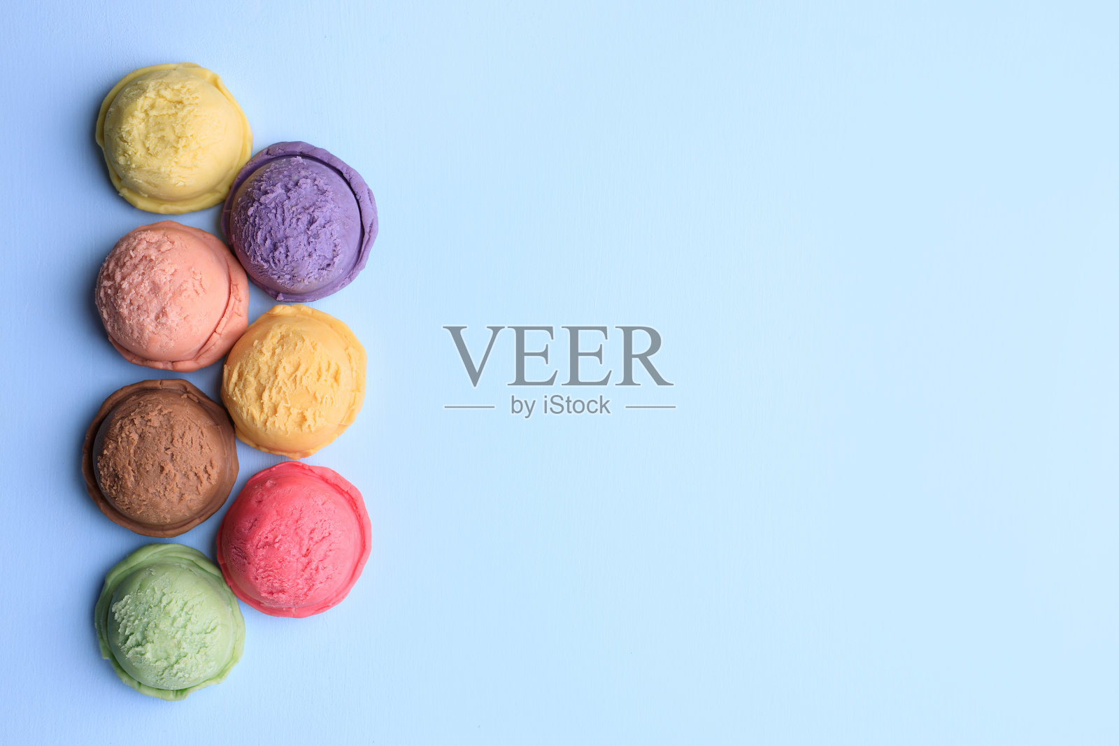 不同颜色和口味的冰淇淋球照片摄影图片