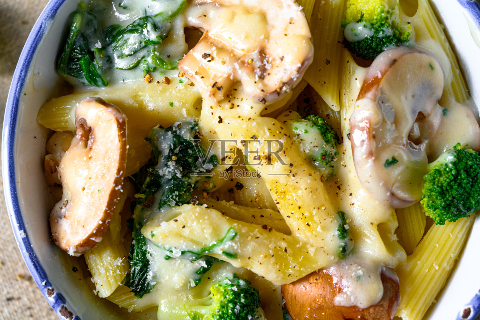 有蘑菇、菠菜和花椰菜的意大利面照片摄影图片