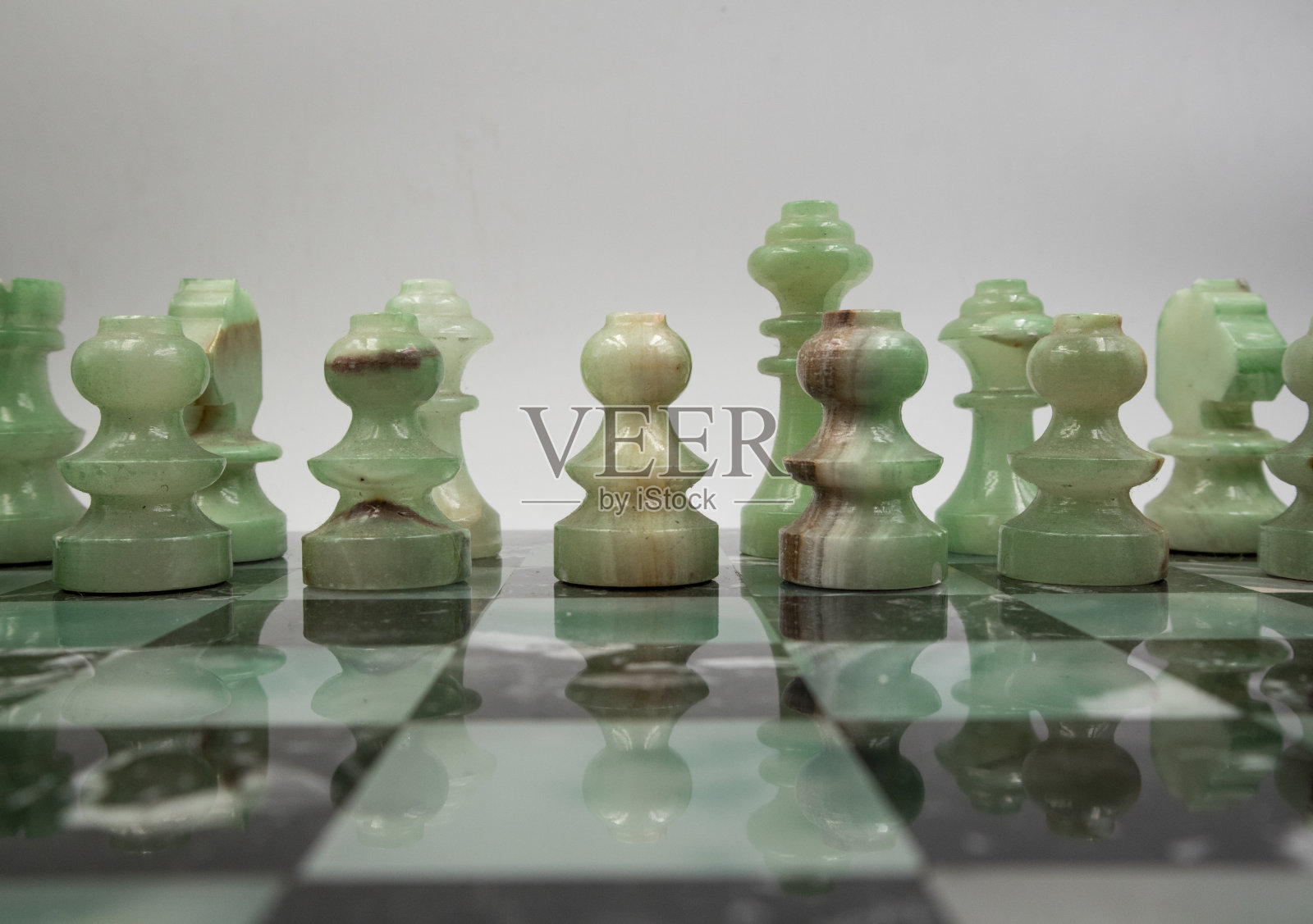 大理石棋盘与象棋照片摄影图片