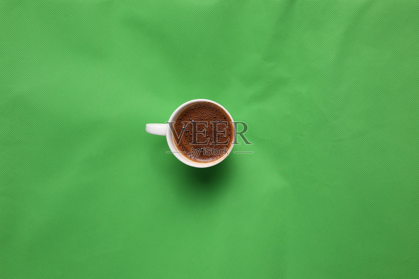 绿色背景下的一杯咖啡照片摄影图片