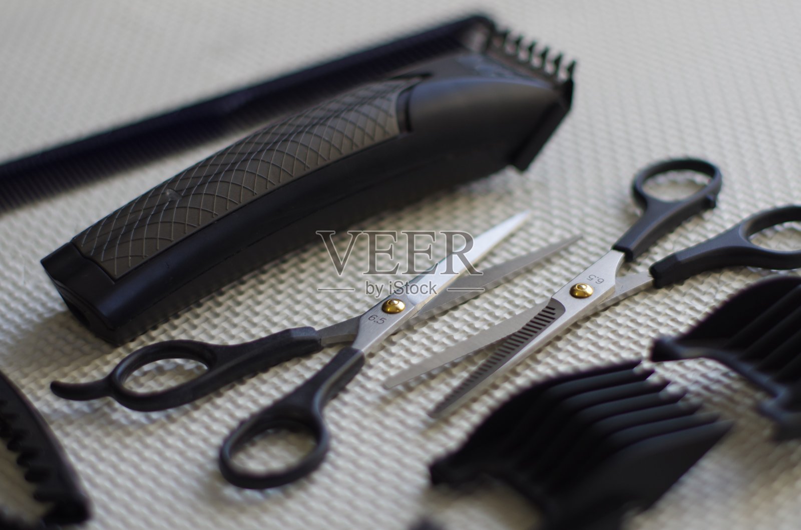 理发师师傅的工作工具。美发厅餐桌，散景效果。照片摄影图片