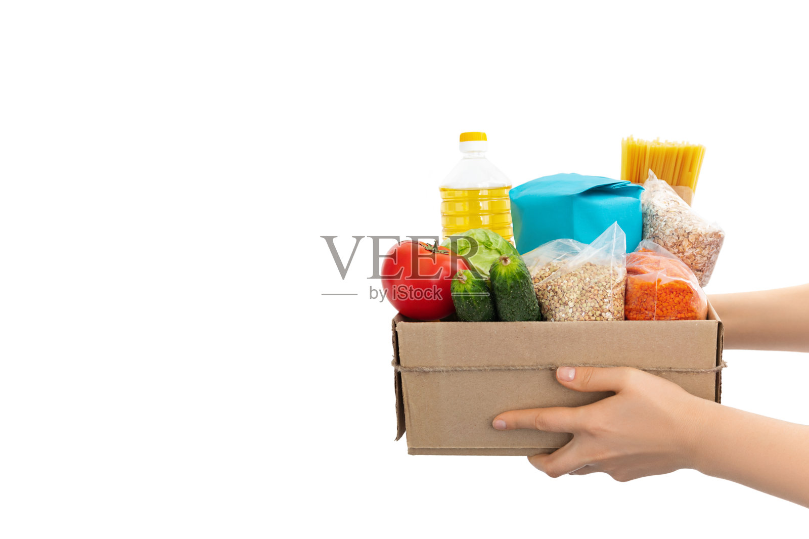 妇女手中拿着食物捐赠箱。照片摄影图片