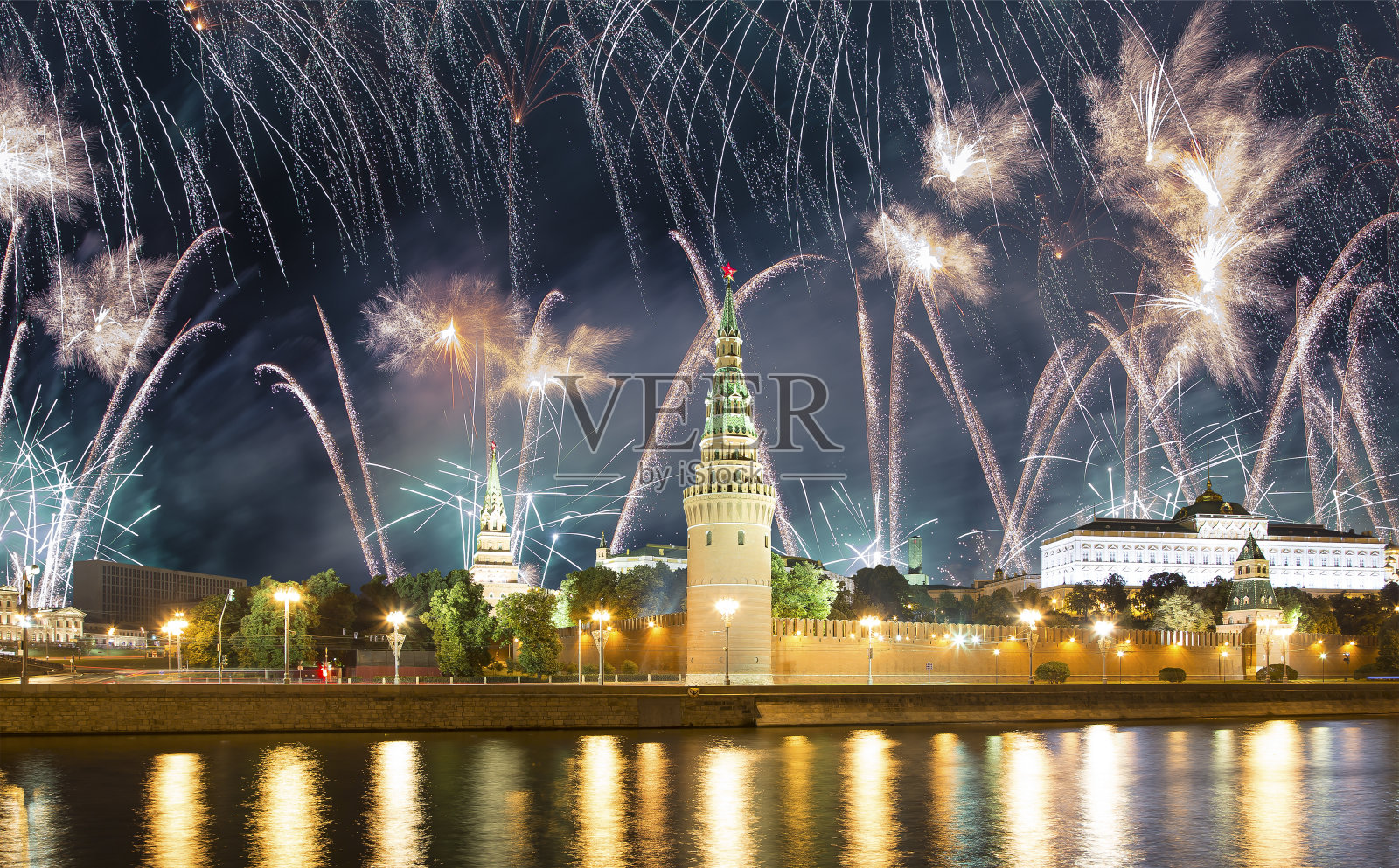 莫斯科克里姆林宫和烟花庆祝胜利日(第二次世界大战)，红场，莫斯科，俄罗斯——莫斯科最受欢迎的观点照片摄影图片