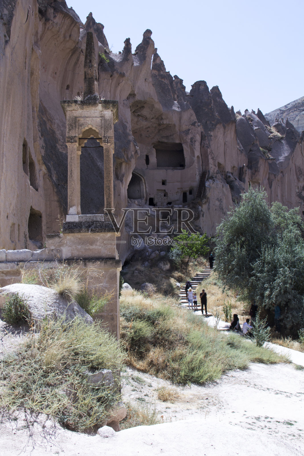 洞穴房屋中的历史石砌教堂和人群剪影照片摄影图片