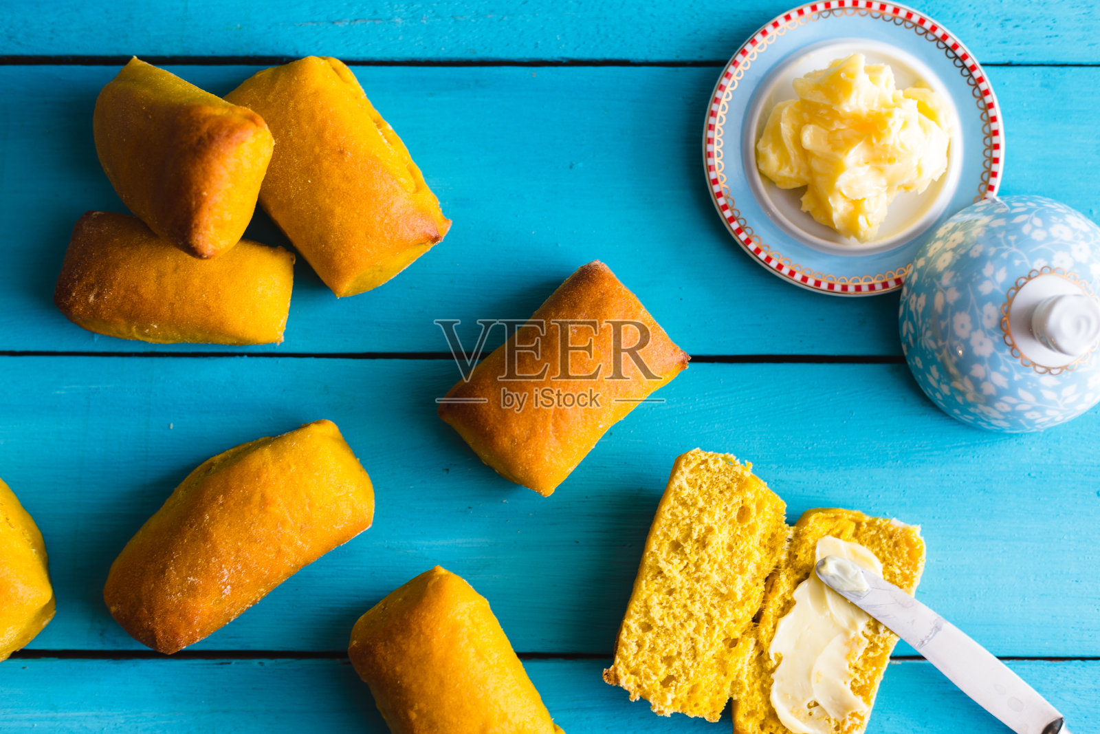 蓝底黄油胡萝卜面包照片摄影图片