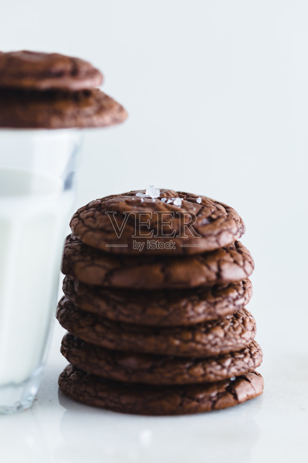 白色背景上的巧克力饼干照片摄影图片