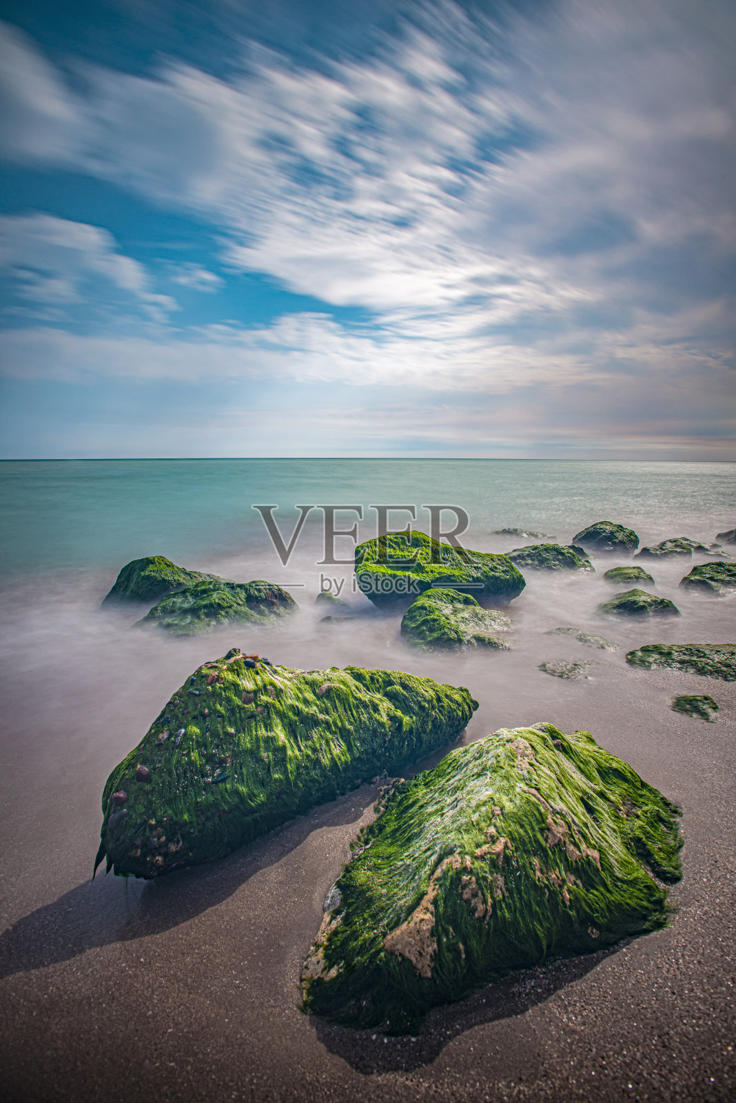 长时间暴露在大海和岩石中照片摄影图片