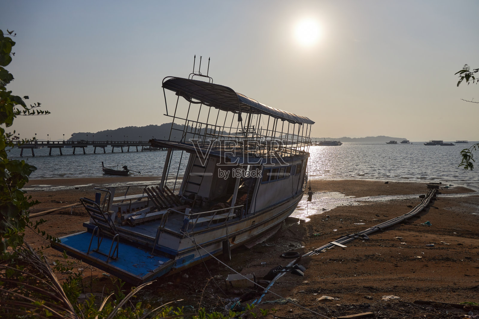 一艘观光小客轮因退潮搁浅照片摄影图片