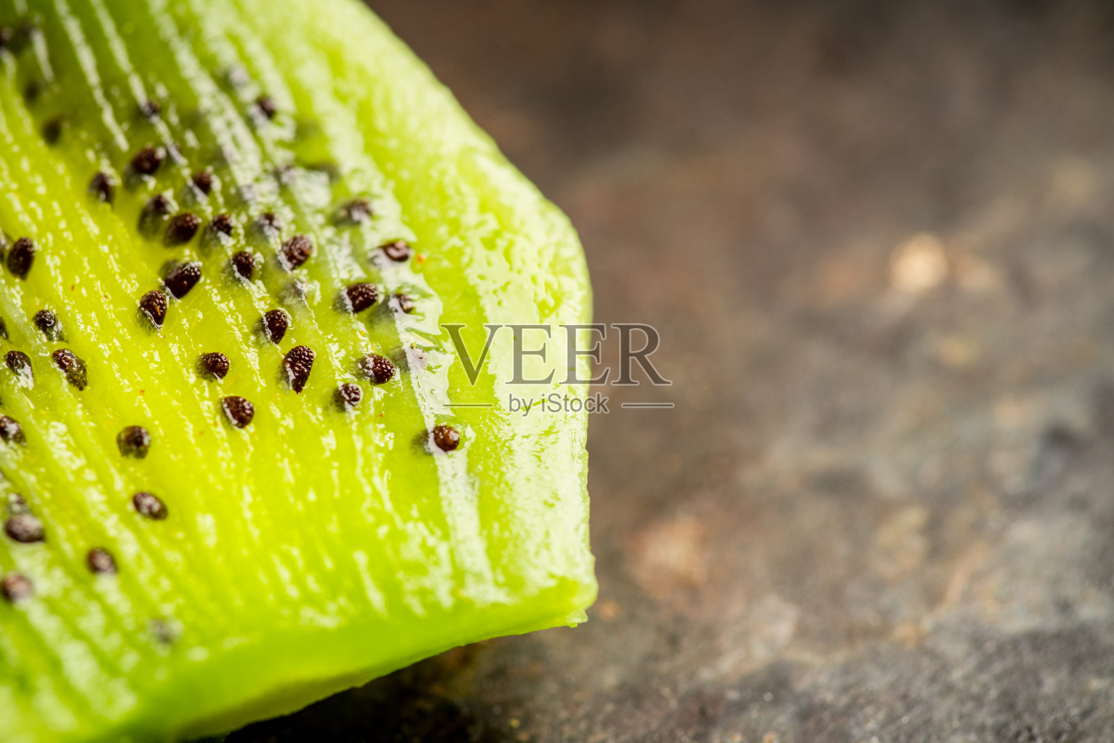 新鲜和成熟的切片猕猴桃在乡村背景照片摄影图片