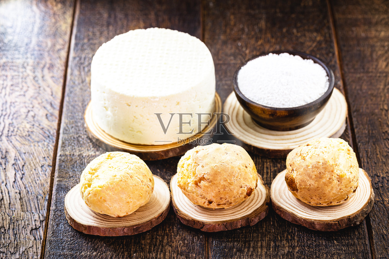 在乡下的桌子上放着米纳斯吉拉斯州的新鲜奶酪。环保竹餐具照片摄影图片