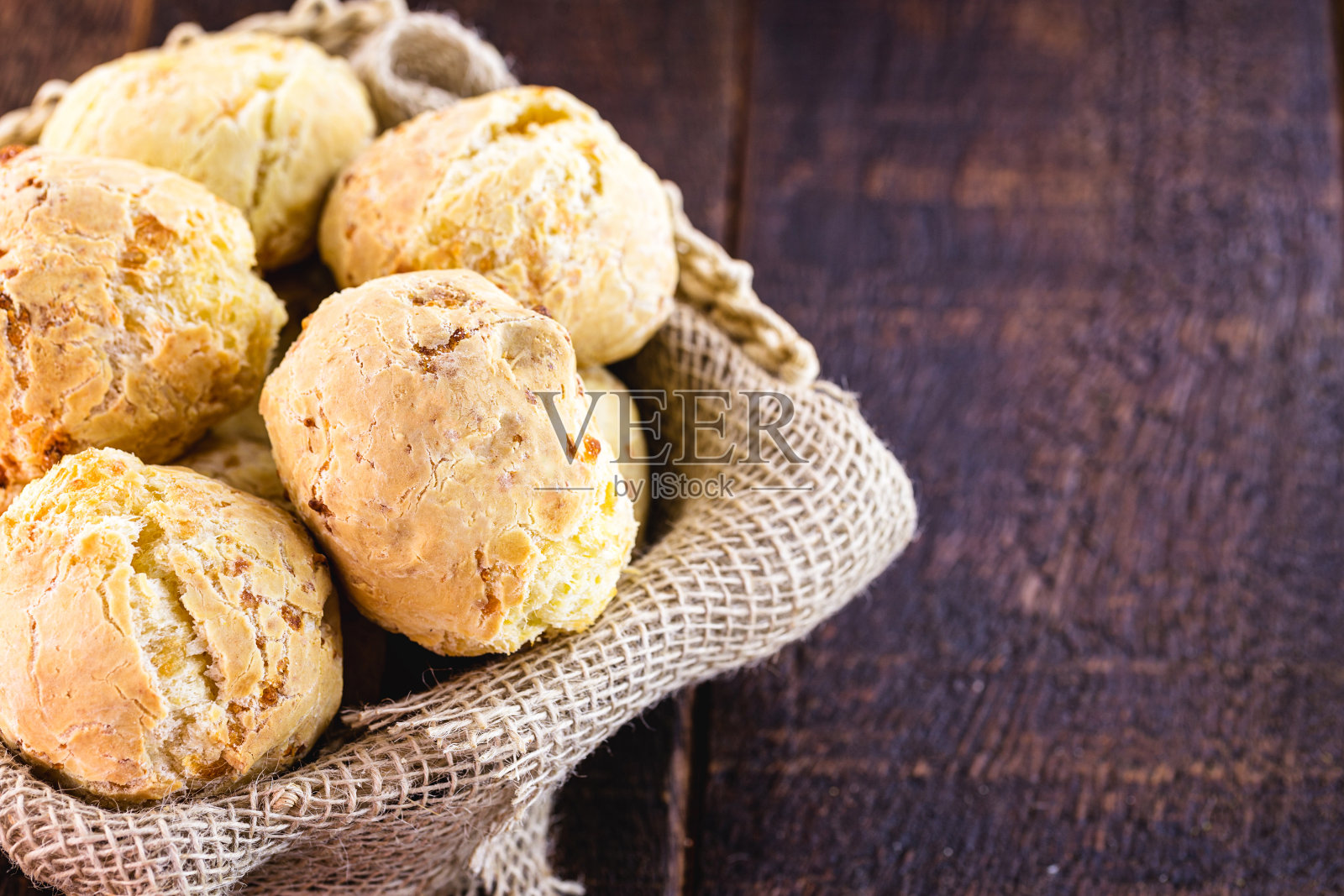 奶酪面包单独，在乡村木制背景。典型的巴西菜，在家里做。照片摄影图片