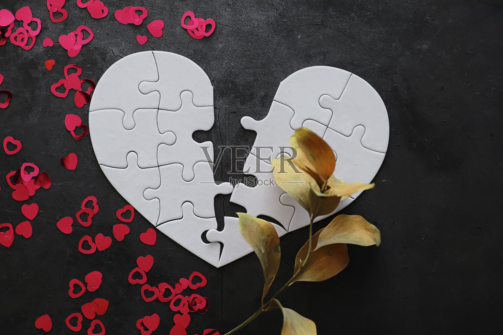 白色的心形的难题。心事务。不可分割的爱。破碎的心。打开心灵的钥匙。紧闭的心上了锁。爱的概念。照片摄影图片