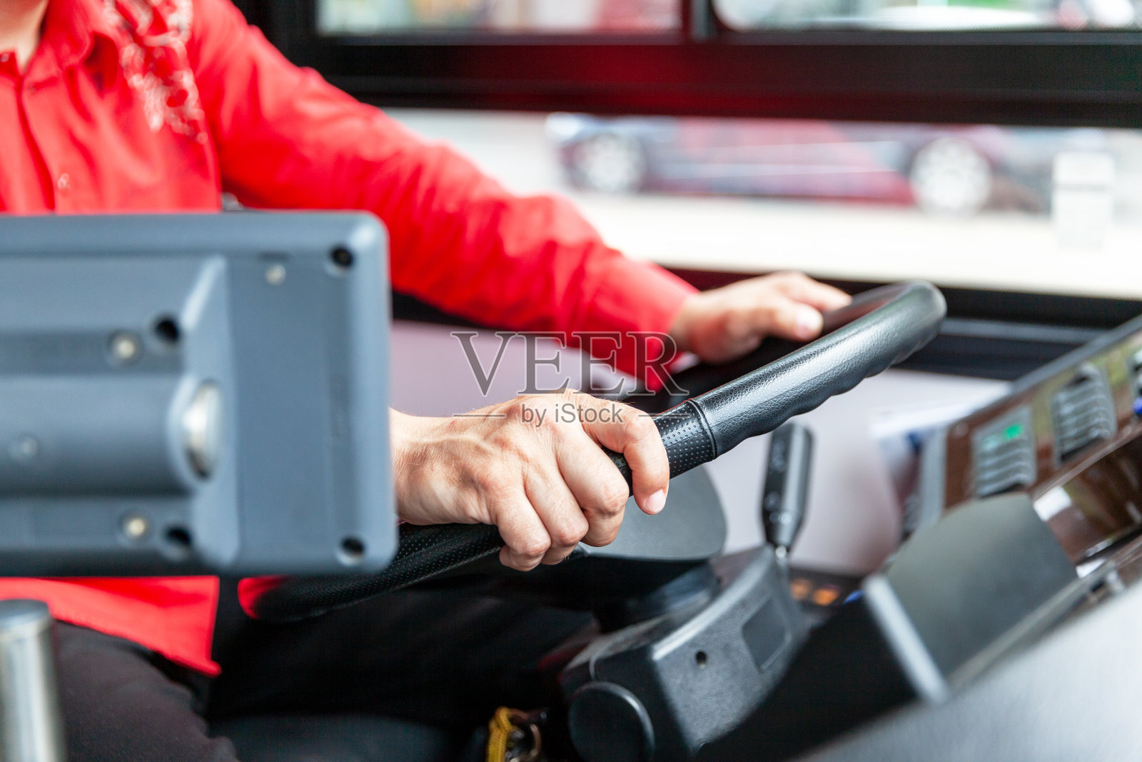 公交司机上班照片摄影图片