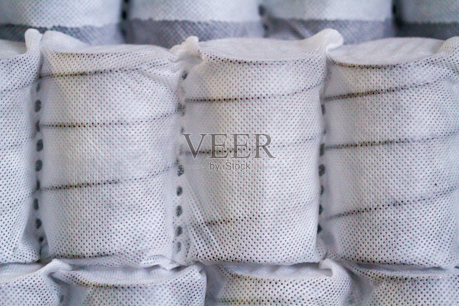 独立的床垫弹簧纺粘。口袋里的弹簧。照片摄影图片