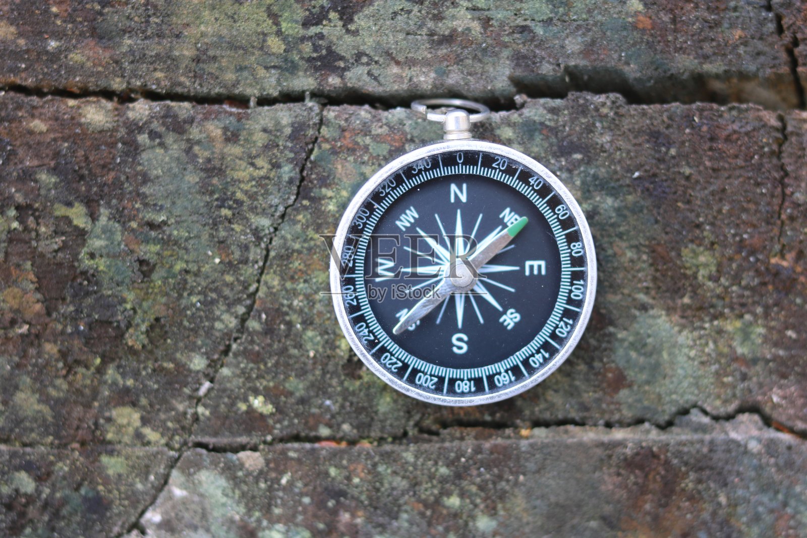 自然背景下的经典指南针照片摄影图片