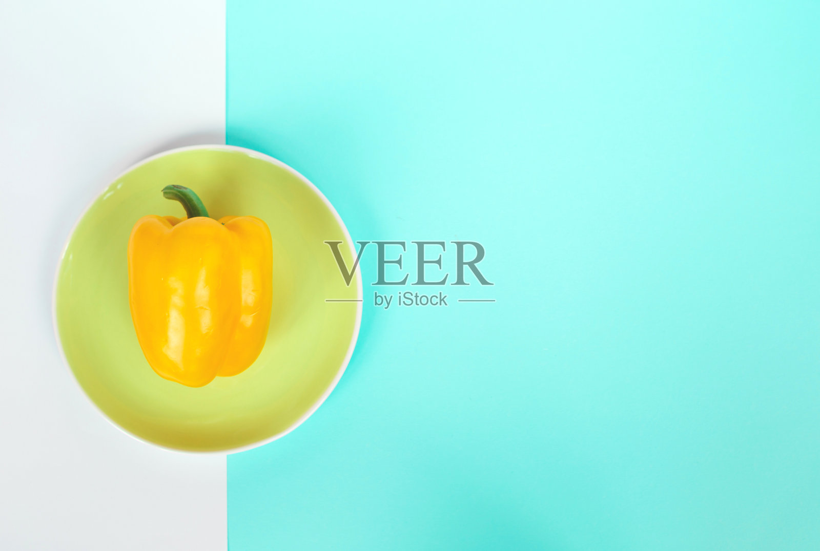 当地鲜黄、春鲜辣椒。平躺照片摄影图片