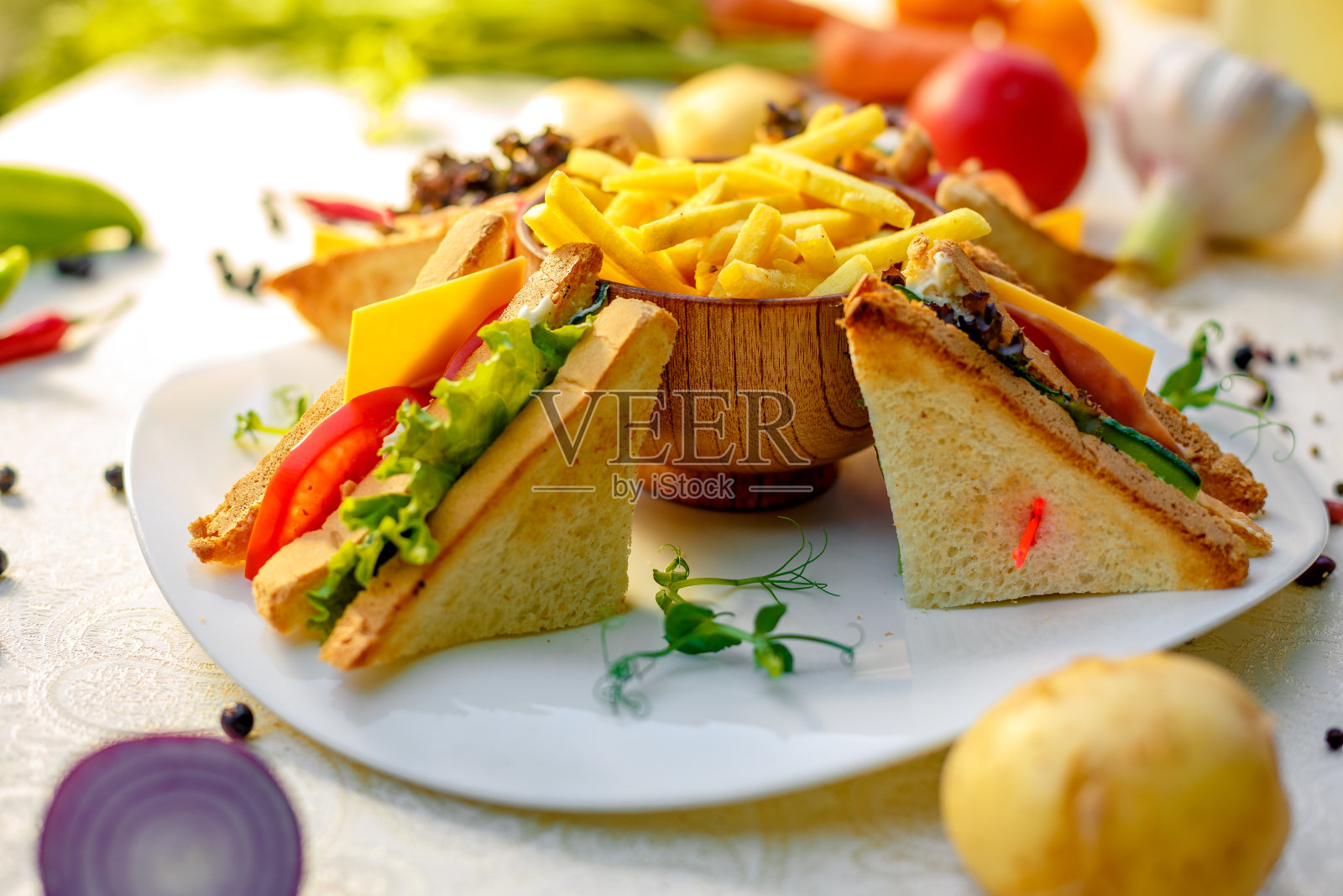 有新鲜蔬菜和鸡肉的三明治照片摄影图片