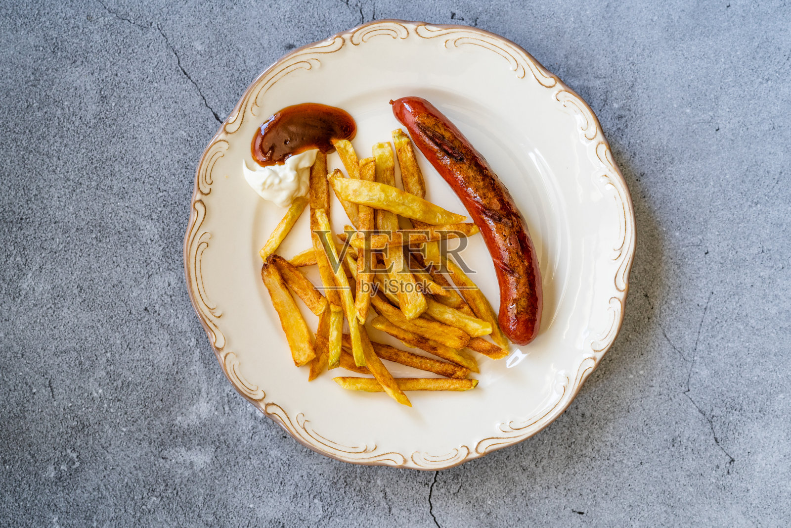 自制香肠配法式炸薯条土豆盘也叫秘鲁Salchipapa。照片摄影图片