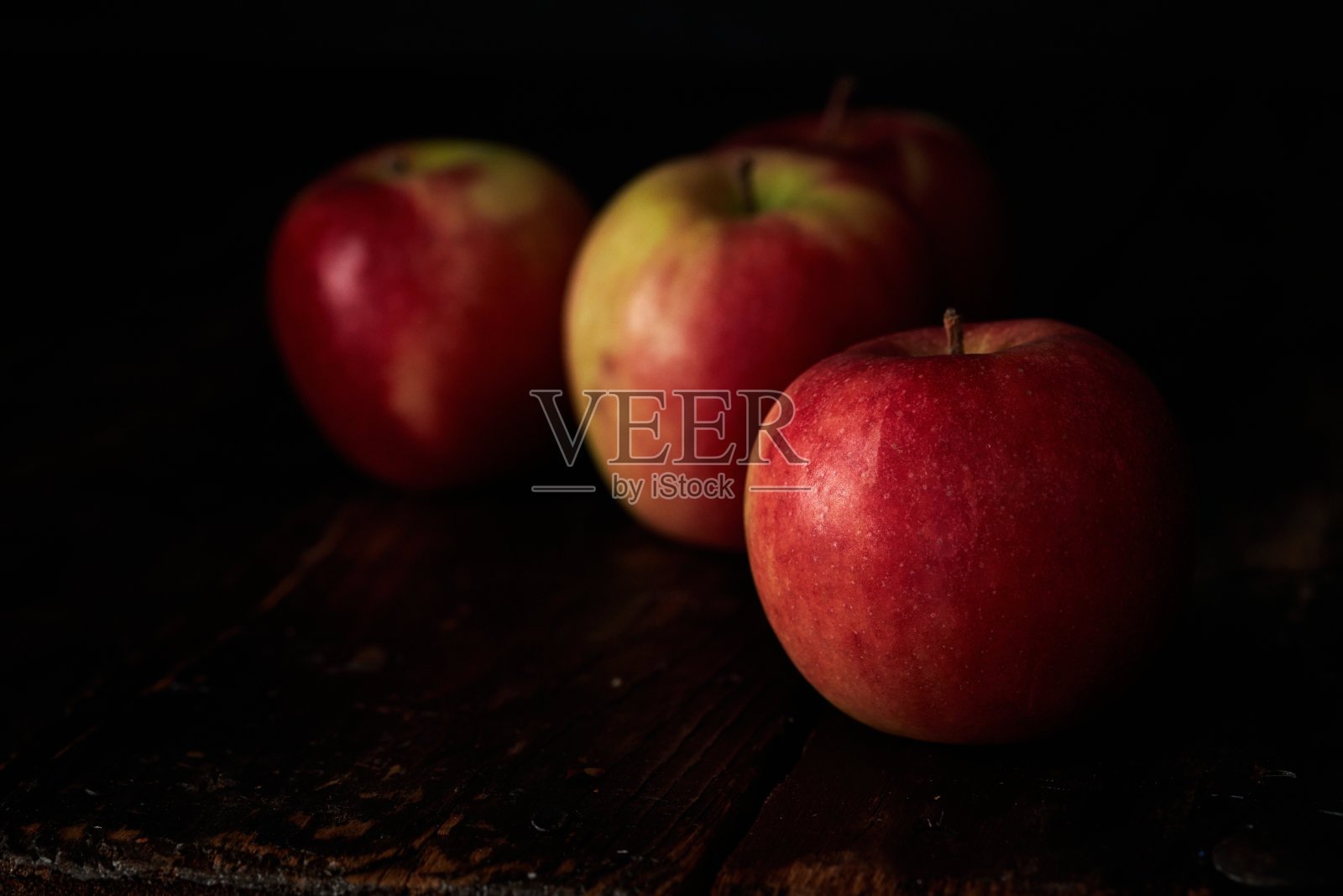 新鲜的红苹果在乡村背景照片摄影图片