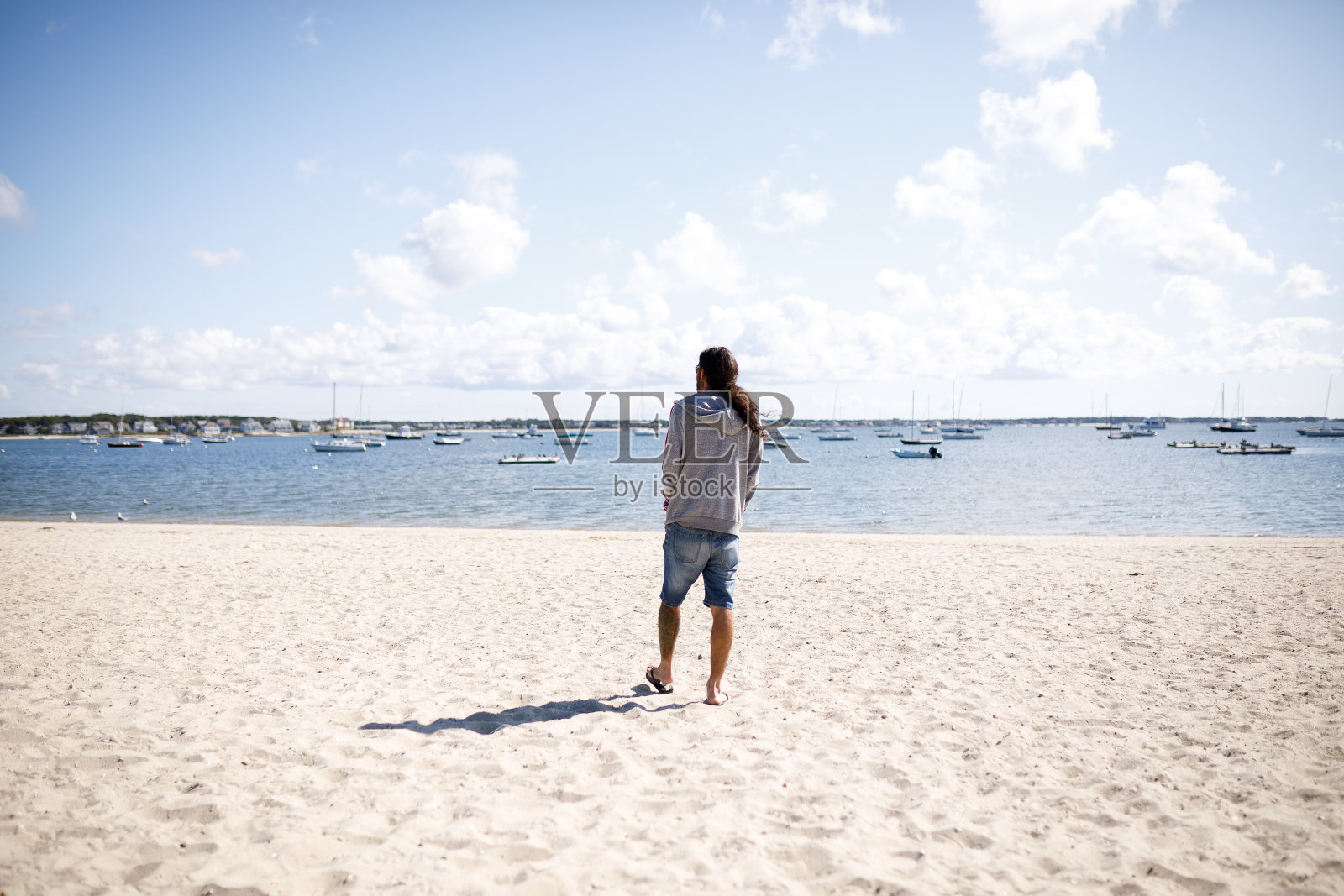 一个男人站在海边照片摄影图片
