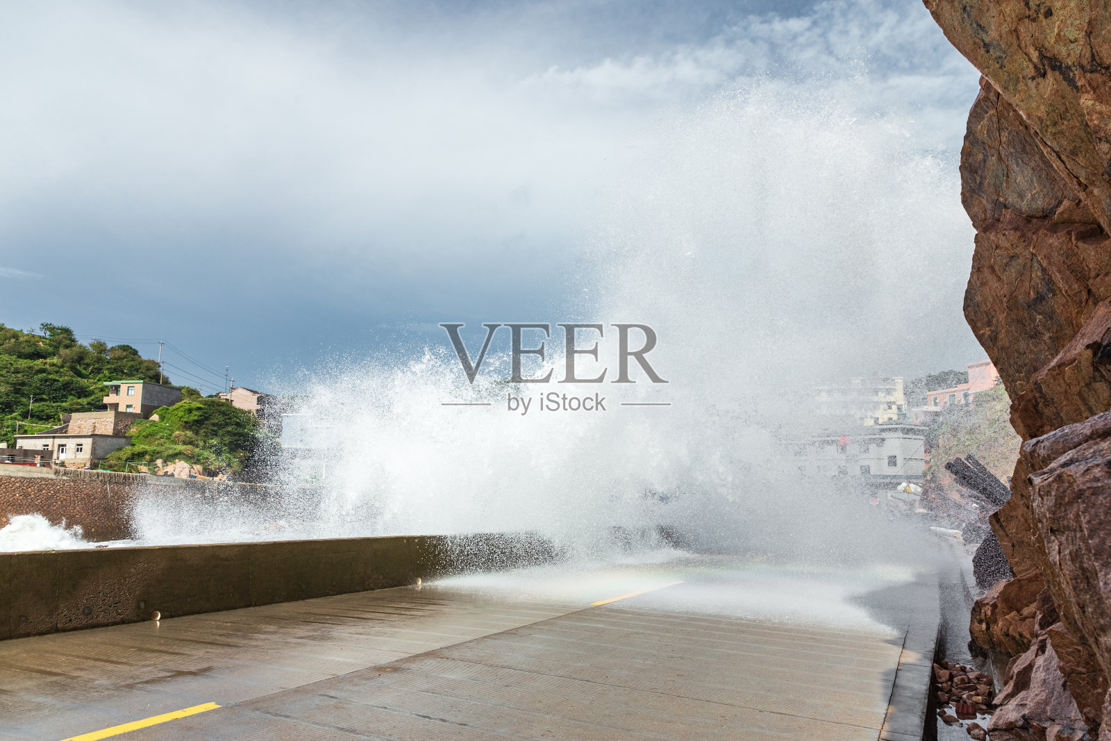 在台风中，海浪拍打着海岸照片摄影图片