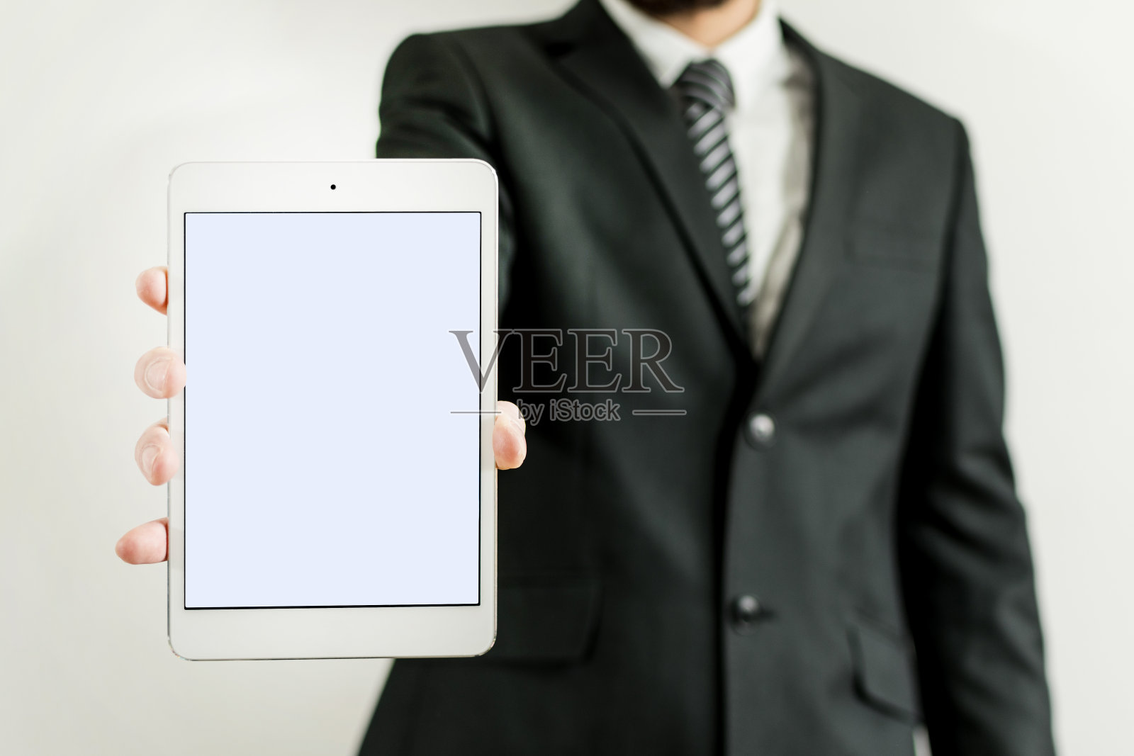 年轻男人展示平板电脑照片摄影图片