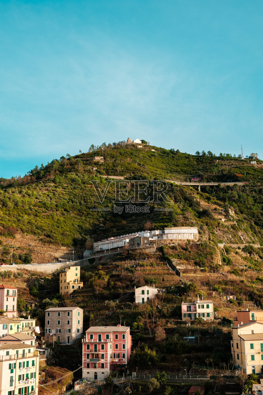 从意大利山顶俯瞰里奥马焦雷照片摄影图片