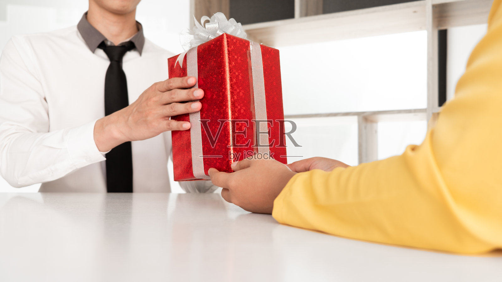 给女朋友送礼物的男人。照片摄影图片