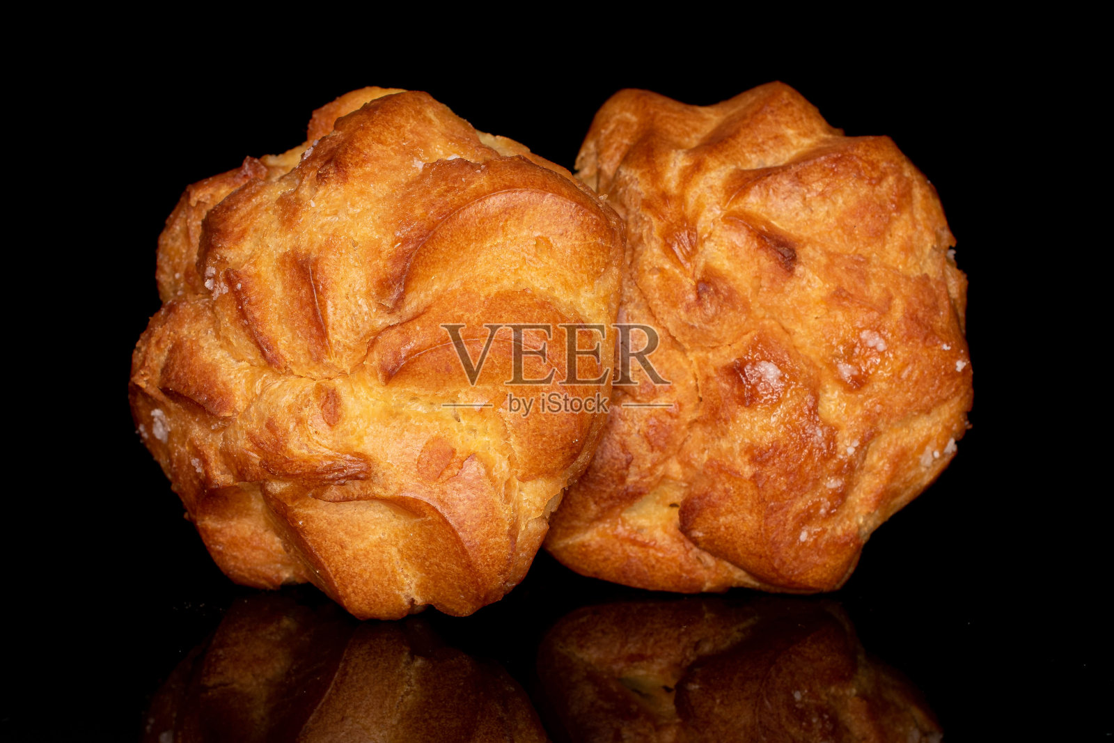 黑色玻璃上的甜巧克力照片摄影图片