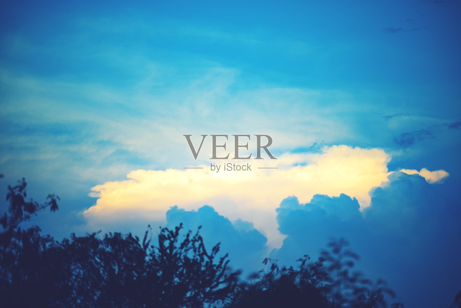 美丽的云彩在日落，戏剧性的天空日出自然的背景。“r”n照片摄影图片