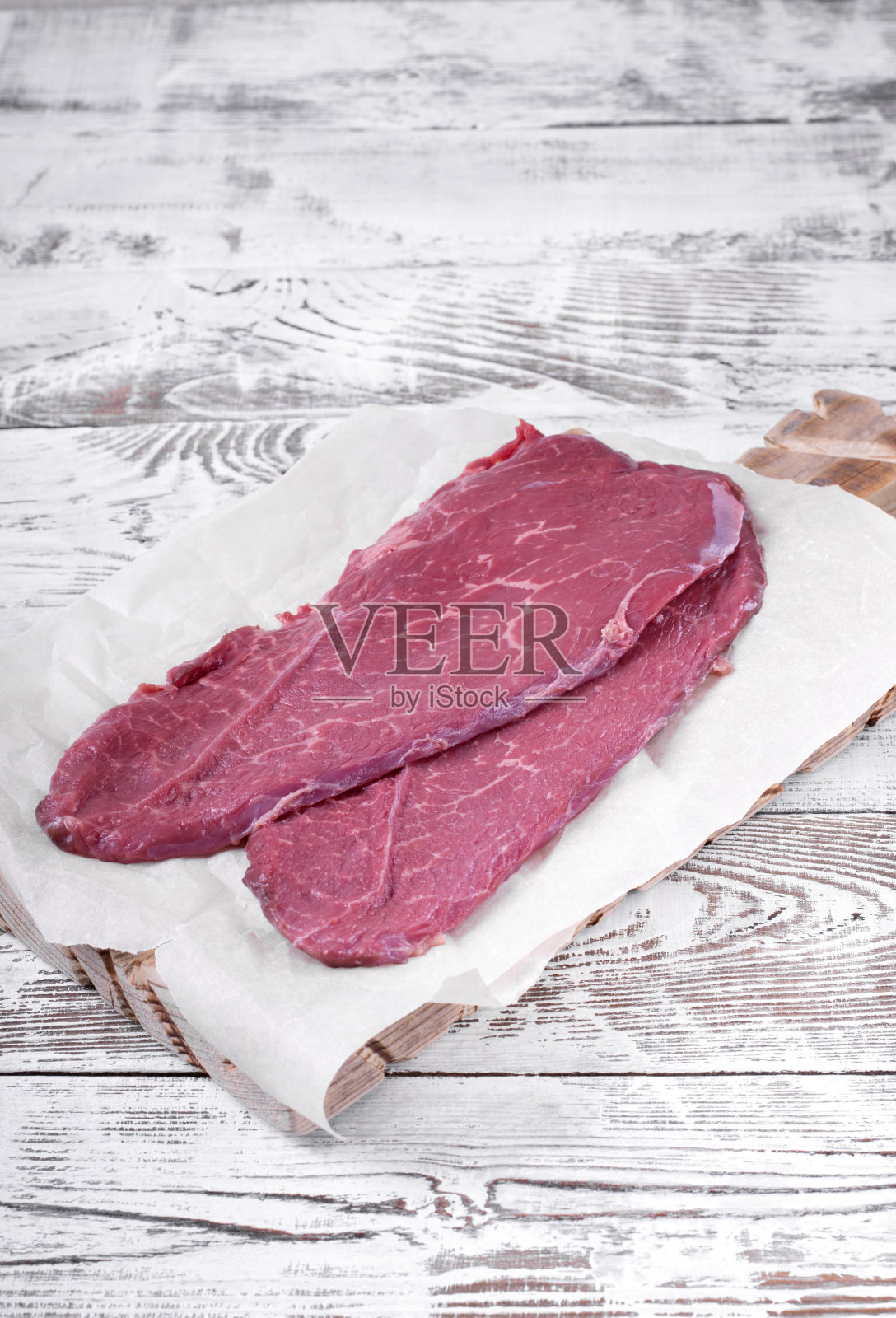 两份嫩生的牛排照片摄影图片