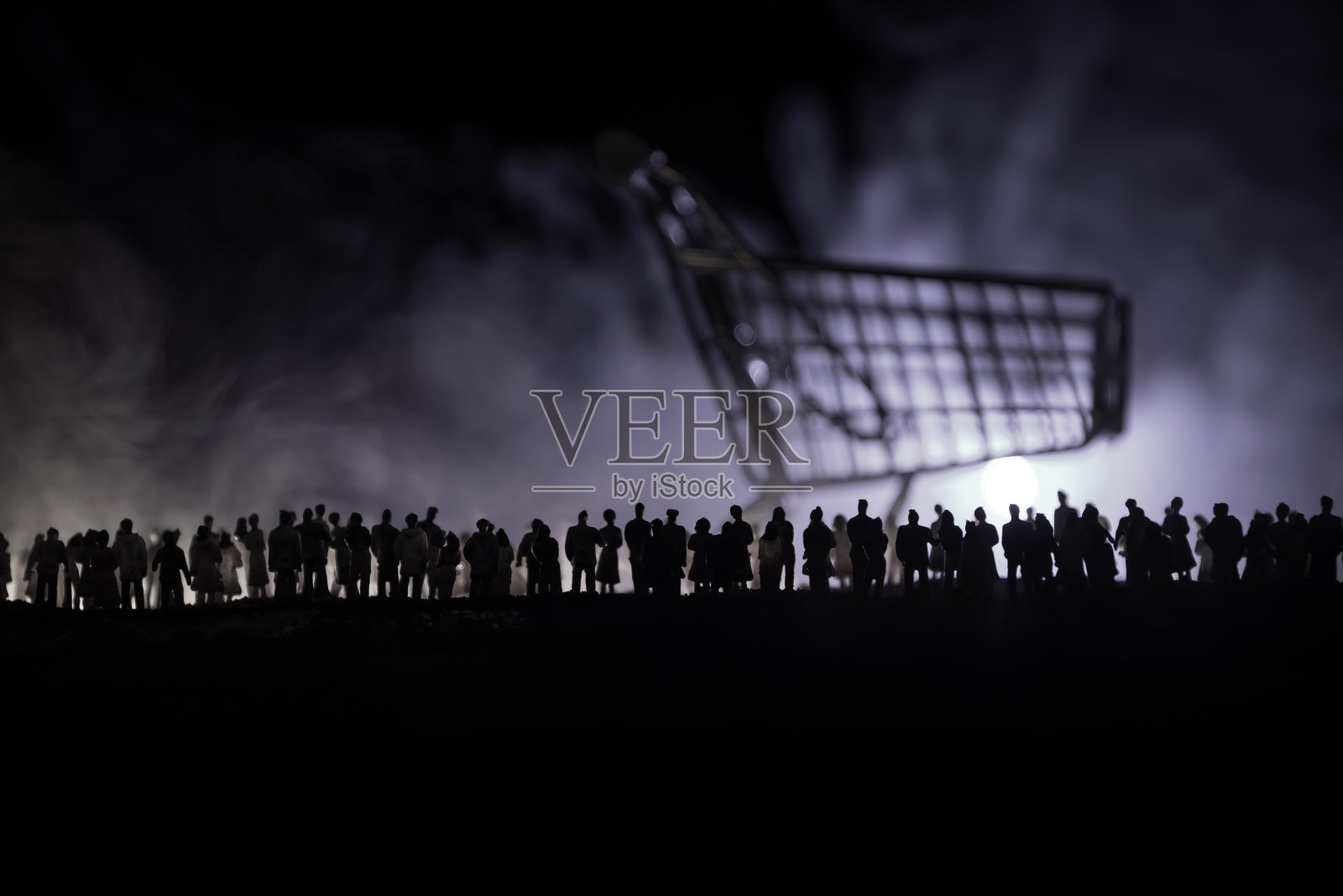 冠状病毒2019-nCov新型冠状病毒概念。在有雾和背光的夜晚，人群观看大型冠状病毒模型。创意艺术品装饰。有选择性的重点。照片摄影图片