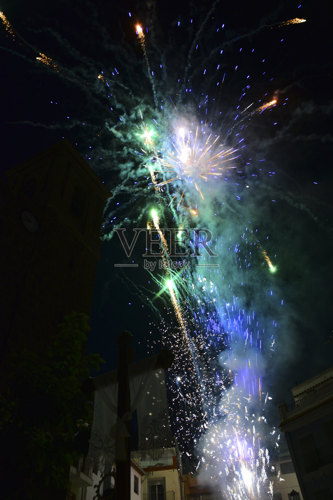 夏日夜晚教堂上空的烟火照片摄影图片