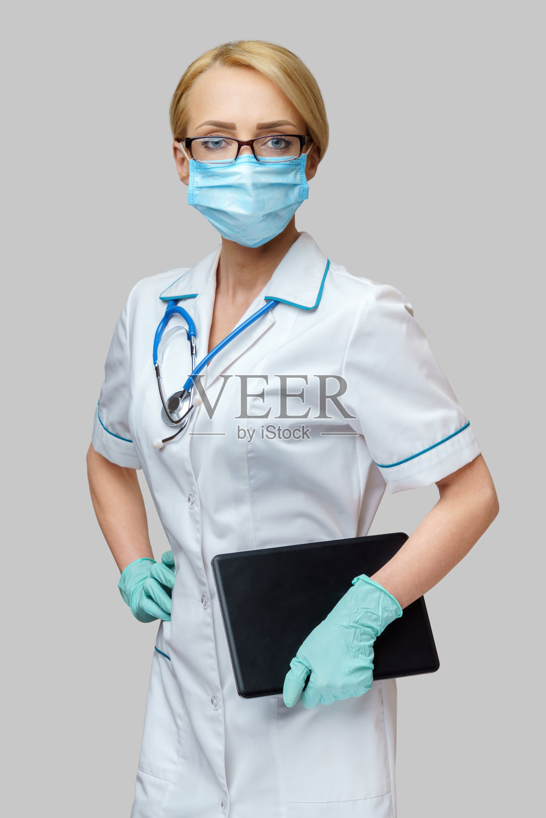 医生护士女人戴着防护口罩和手套拿着平板电脑照片摄影图片