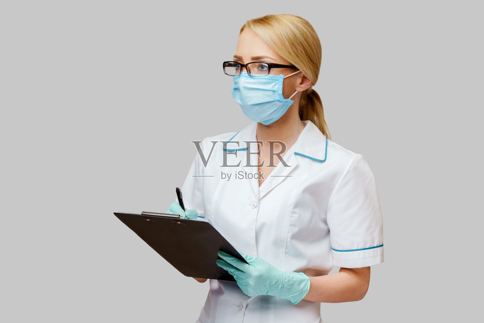 医生或女护士持有平面表和笔照片摄影图片