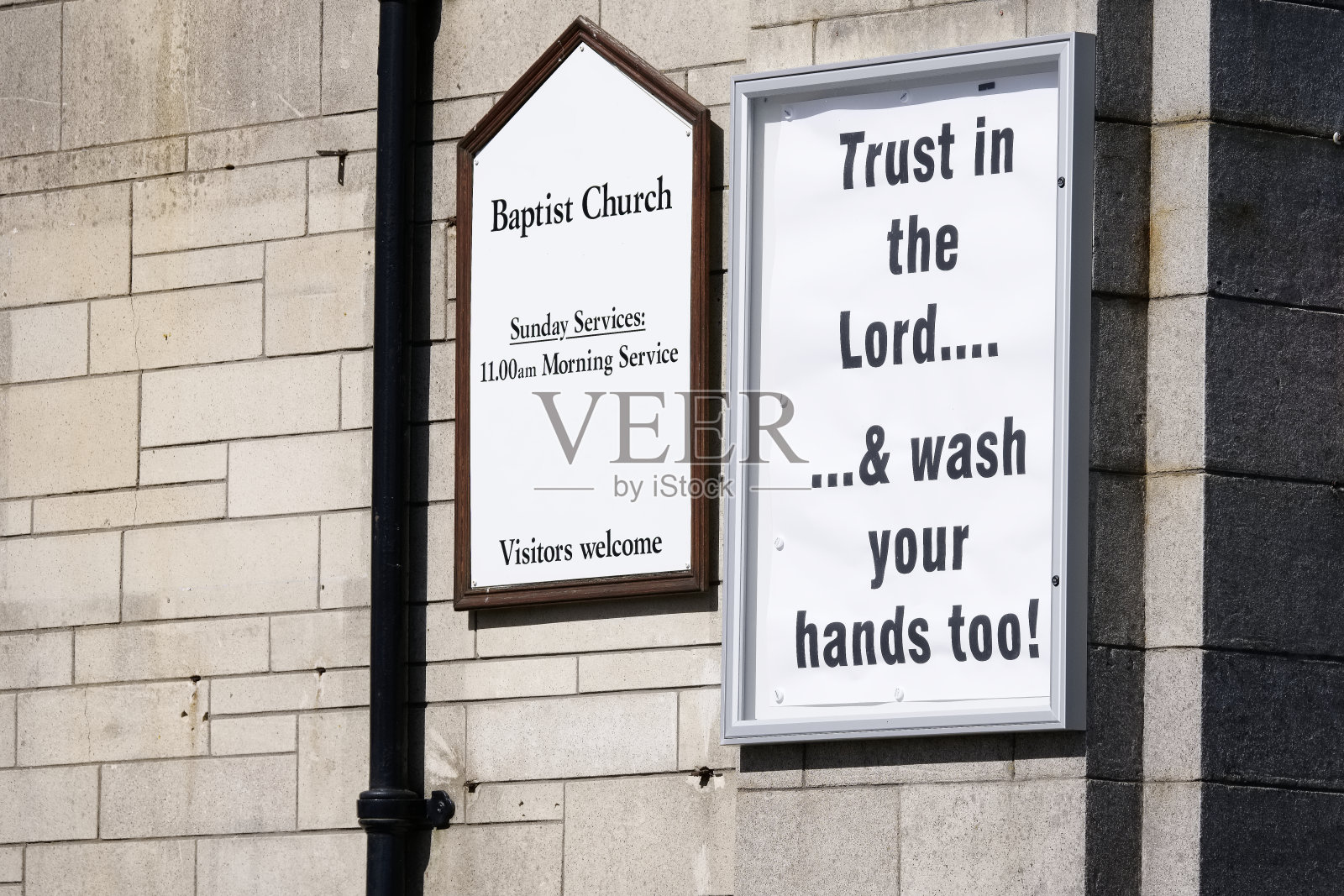宗教教堂标志上的洗手信息照片摄影图片