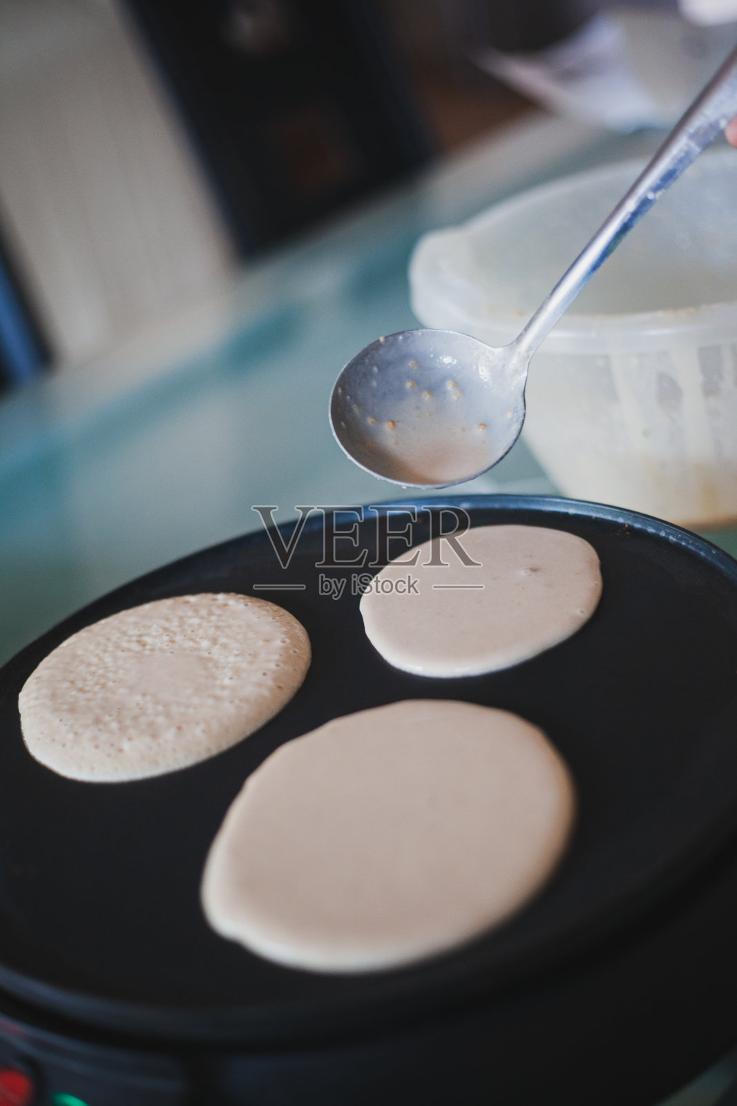 少年在封锁期间做美国煎饼照片摄影图片