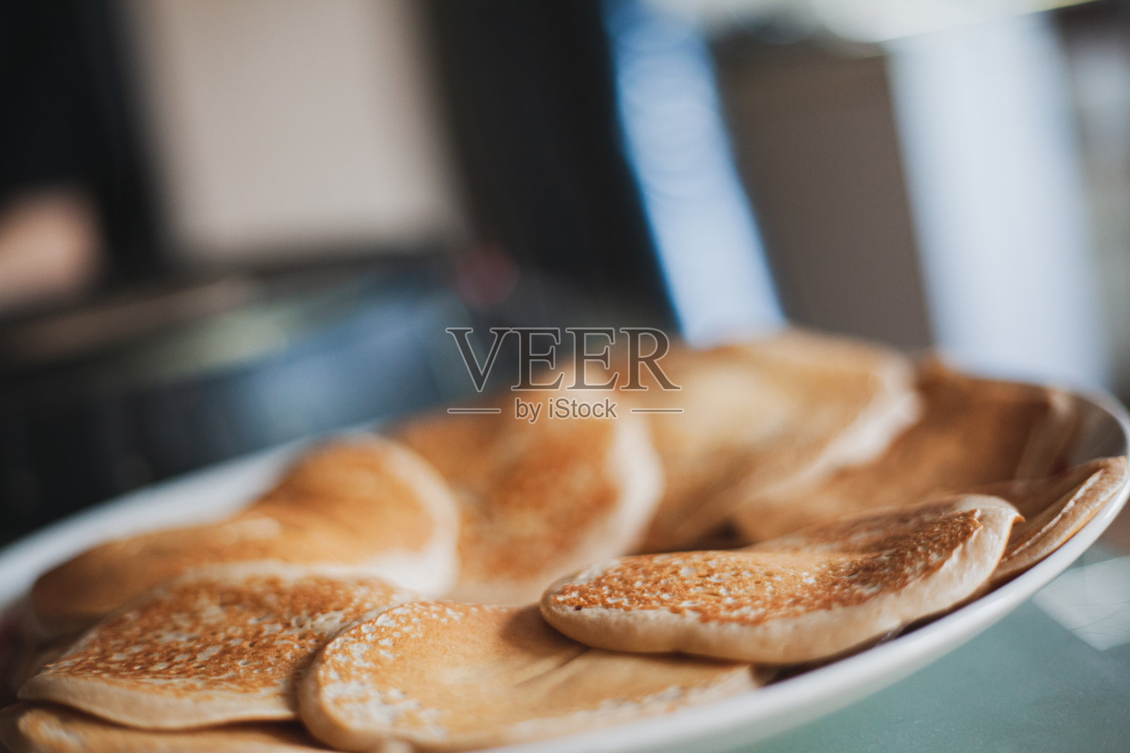 少年在封锁期间做美国煎饼照片摄影图片