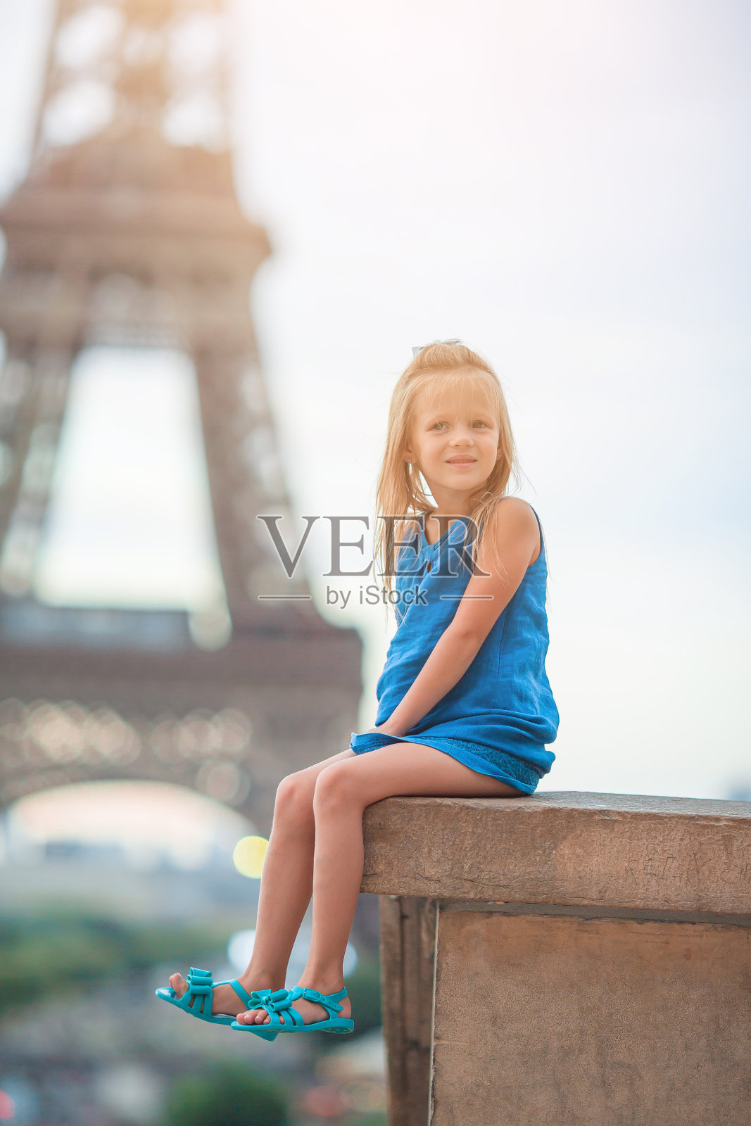 可爱的蹒跚学步的巴黎女孩在暑假期间的埃菲尔铁塔背景照片摄影图片