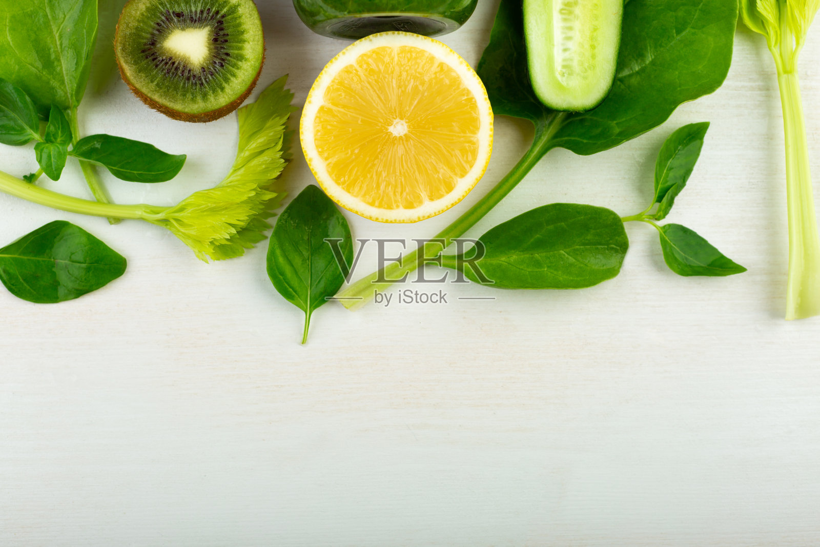 一组创造性地摆放在白色背景上的水果和蔬菜。空白的题字。书写文本的模板照片摄影图片