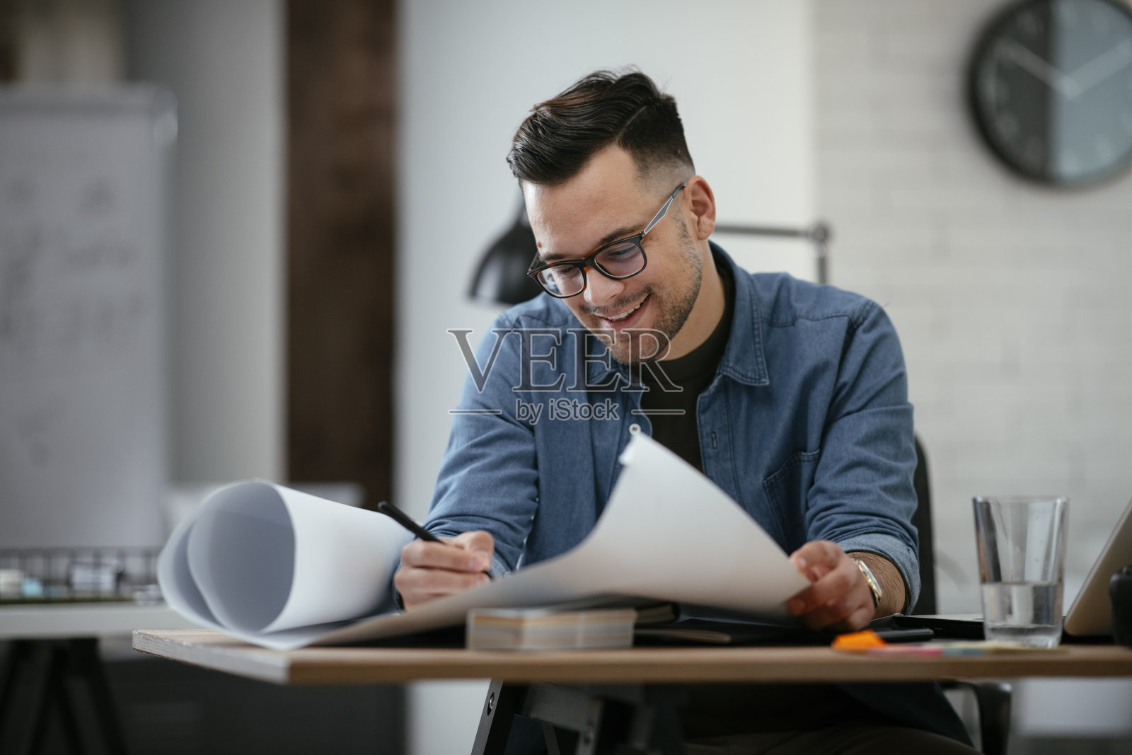 年轻的商人在做项目。照片摄影图片