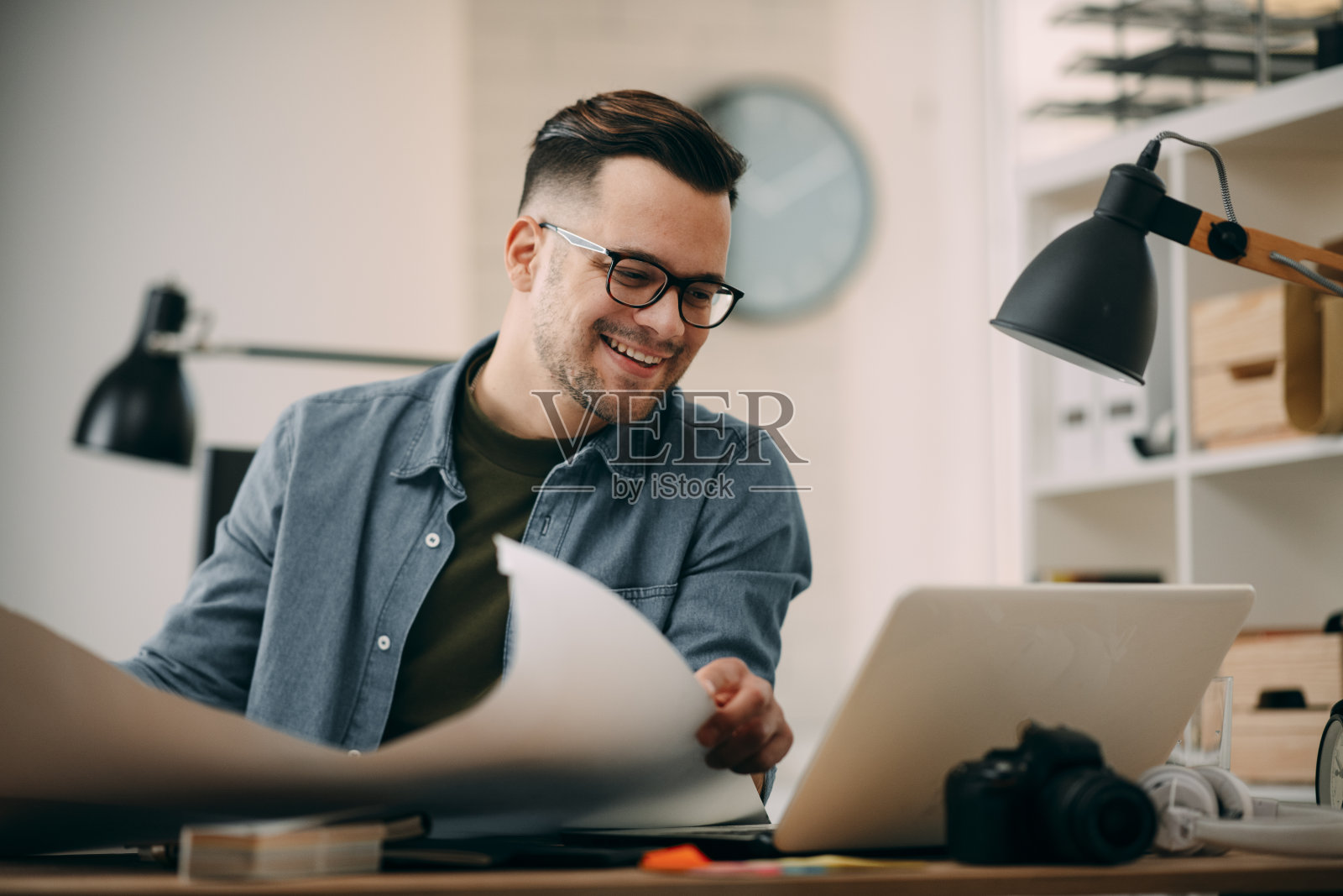 年轻的商人在做项目。照片摄影图片