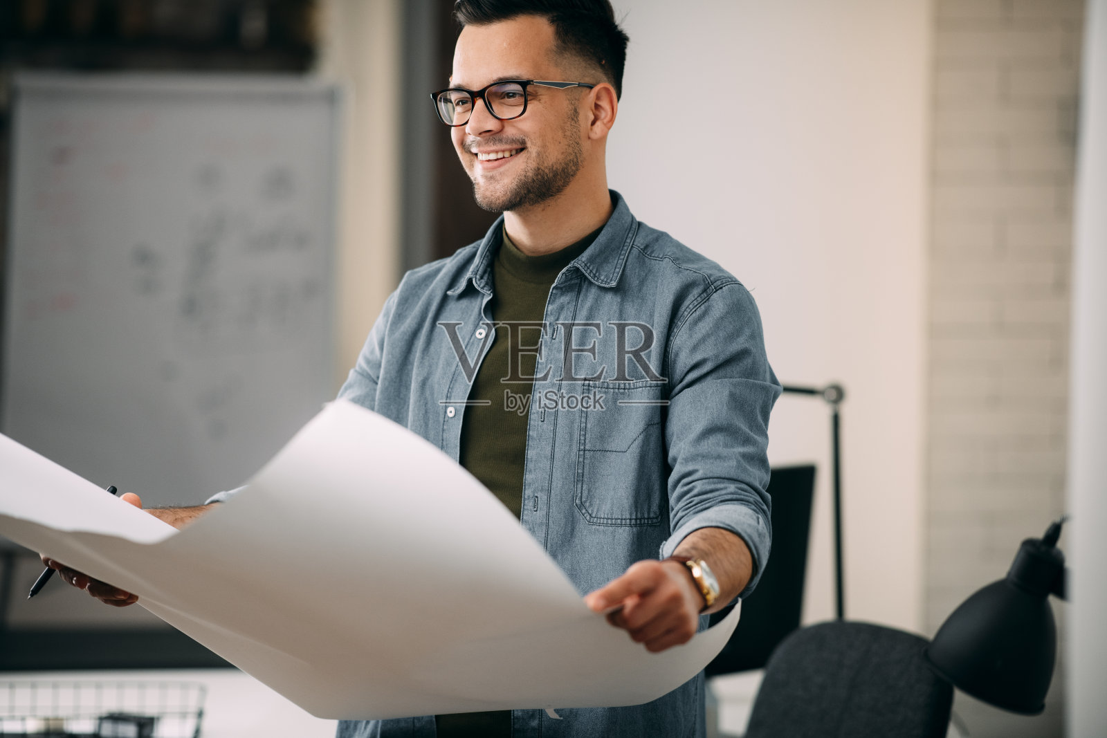 年轻的商人在做项目。照片摄影图片