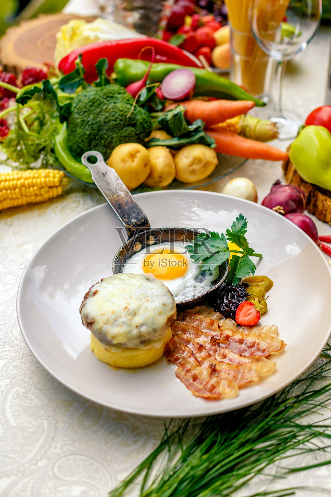 早餐，煎锅煎蛋，配嫩培根片，土豆泥配芝士照片摄影图片