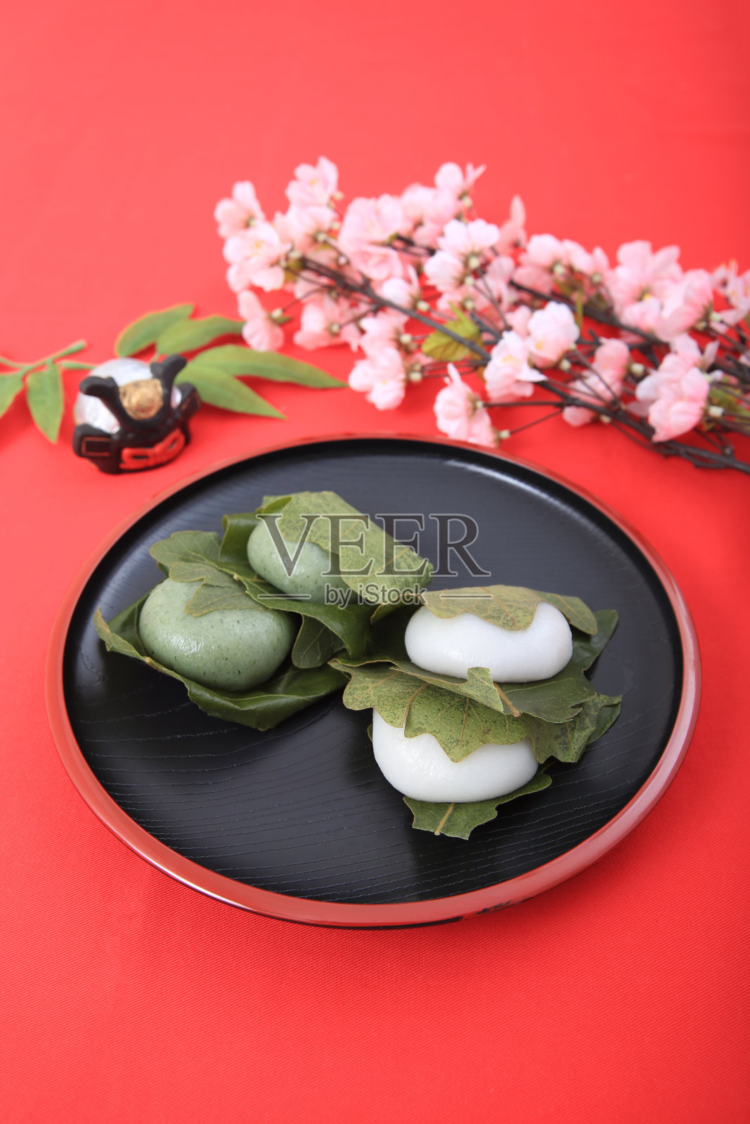 用橡树叶包着豆酱的年糕，我把它盛在盘子里照片摄影图片