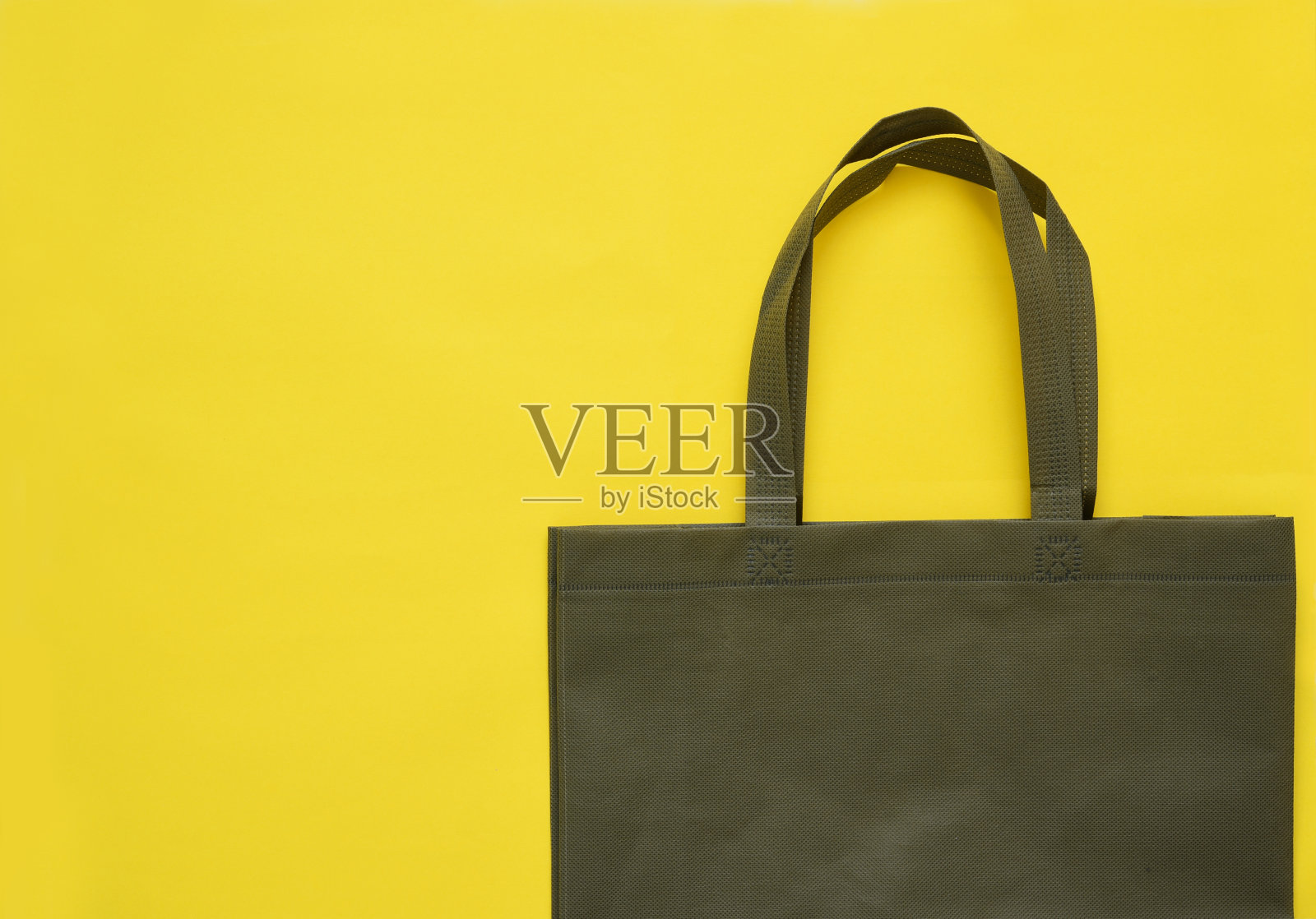 环保包装的产品。用于购物的黄色背景购物袋。生态。照片摄影图片
