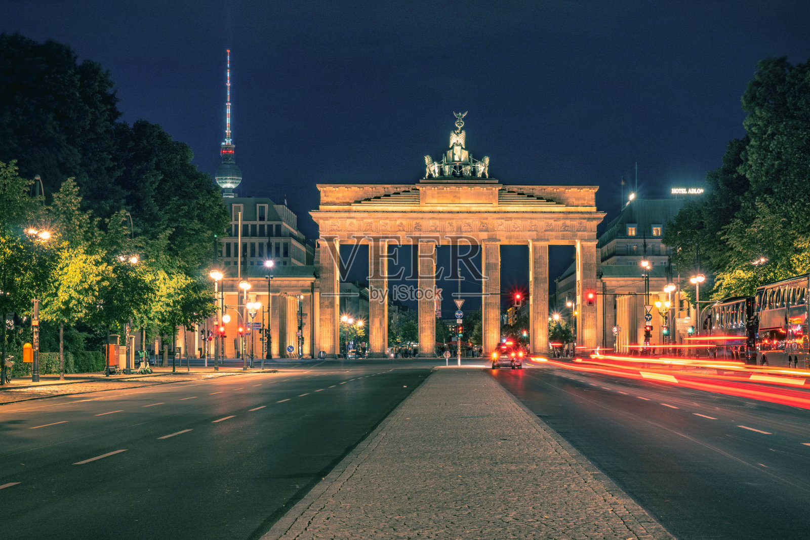 勃兰登堡门/ Tor在夜间以柏林电视塔为背景照片摄影图片
