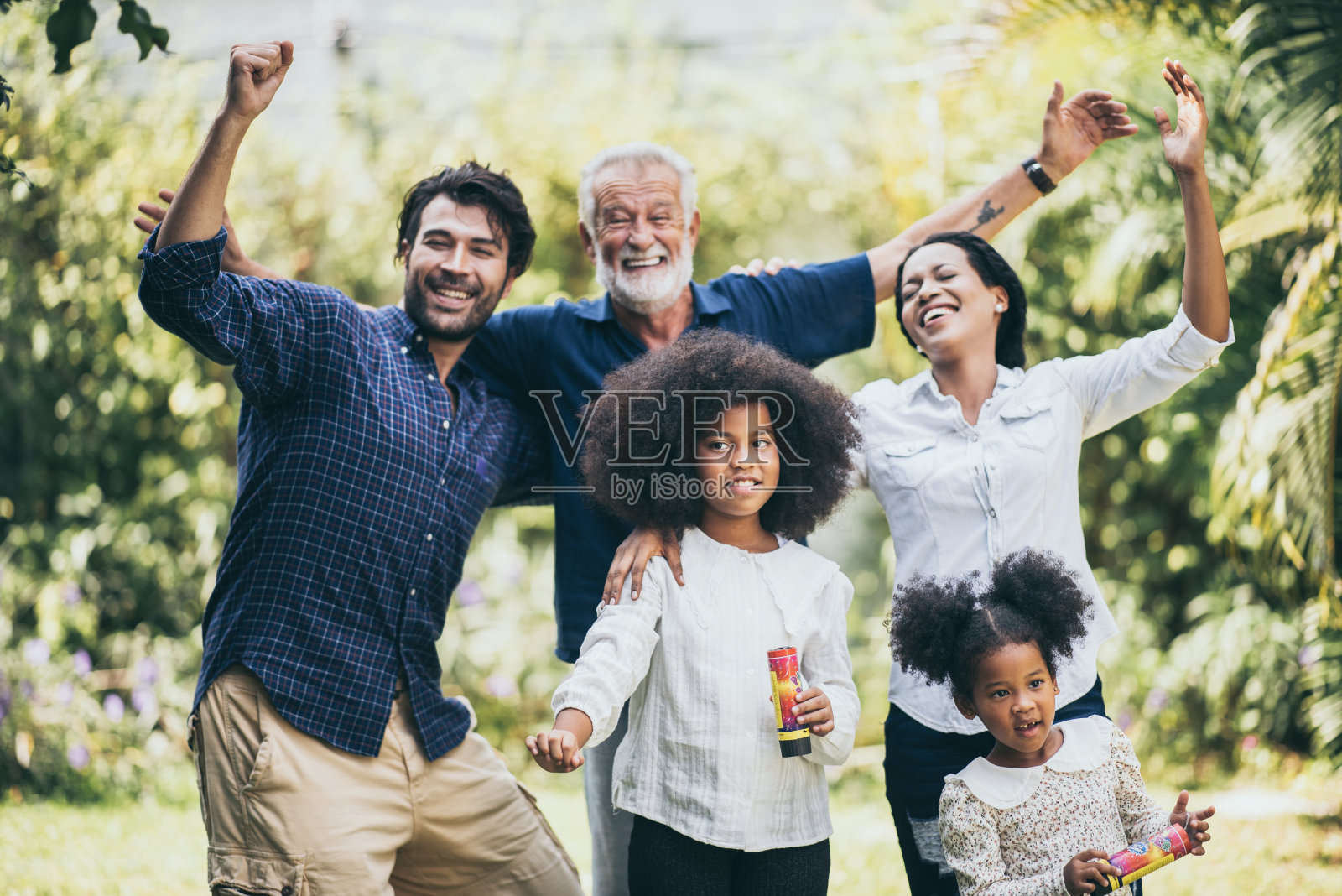 一个幸福的家庭，爷爷，爸爸，妈妈和女儿。照片摄影图片