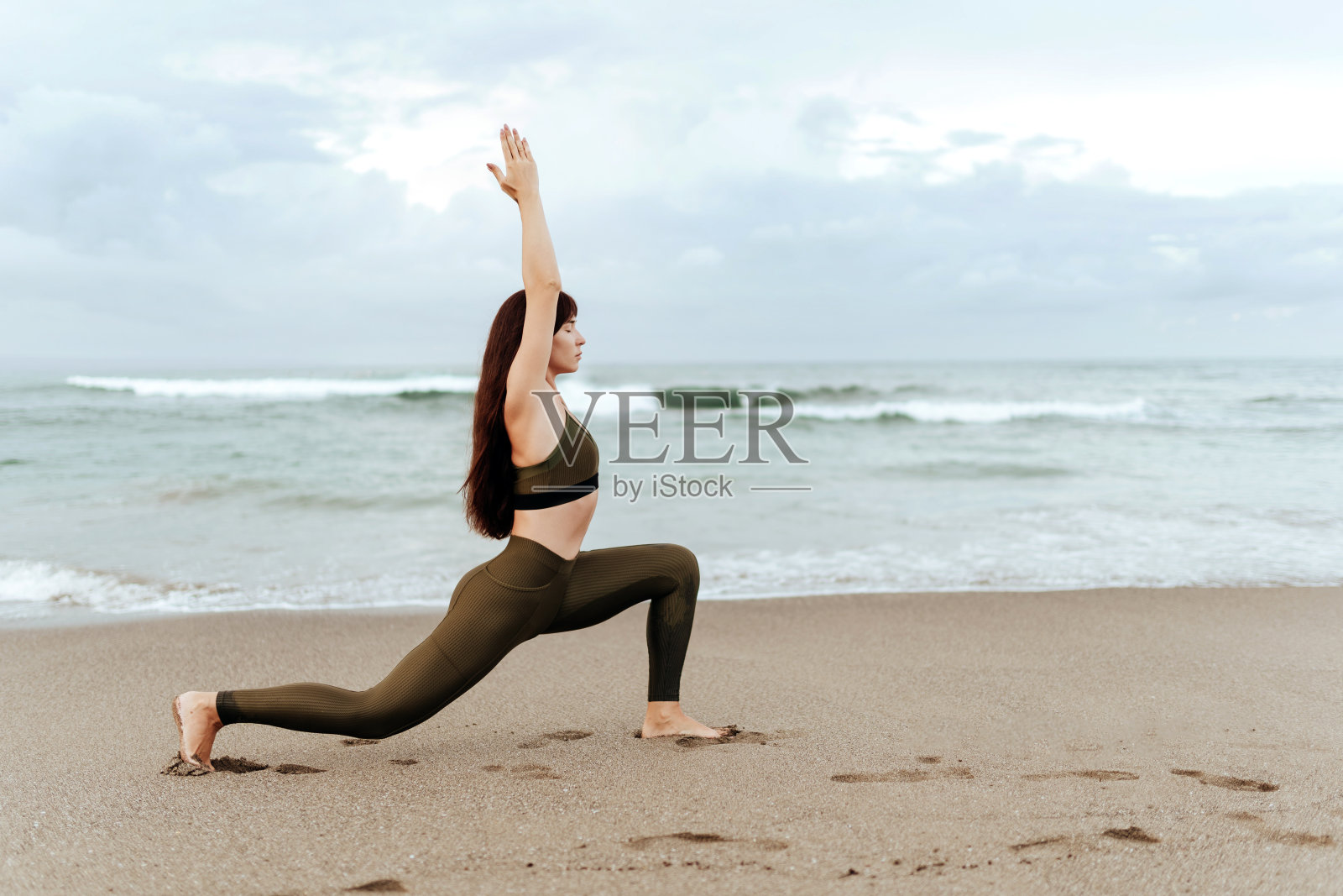 瑜伽沙滩女人在海边摆姿势照片摄影图片