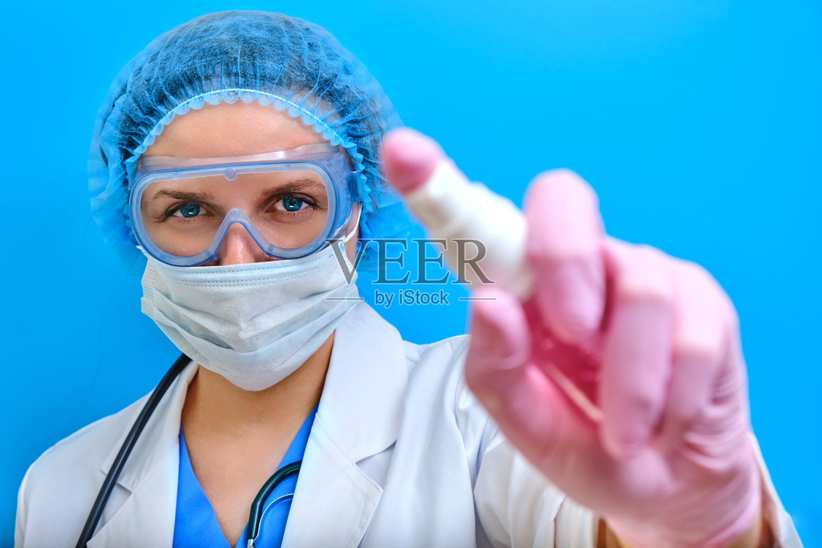 医生用一瓶消毒液喷洒消毒液。冠状病毒感染者遵守手卫生的概念照片摄影图片